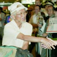 Takao Arayama arrives at Narita airport Sunday after scaling Mount Everest on May 17. | PHOTO COURTESY OF HYOGO PREFECTURAL HOMELAND FOR ORIENTAL WHITE STORK/KYODO