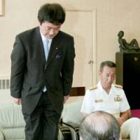 Taro Kimura, senior vice minister of the Defense Agency, apologizes to the Mutsu Municipal Government in Aomori Prefecture on Friday for the MSDF\'s accidental firing of live machine gun ammo at the shore. | KYODO PHOTO