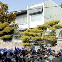 Police search the headquarters of the Yamaguchi-gumi, Japan\'s largest underworld syndicate, on Monday. | KYODO PHOTO