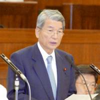 Health Minister Hakuo Yanagisawa addresses the Upper House welfare committee Thursday. | KYODO PHOTO