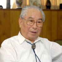 Susumu Iida, 84, shares his thoughts on Japan\'s postwar administration during an interview at his office in Yokohama, where he serves as director of a rehabilitation center for children. | YOSHIAKI MIURA PHOTO