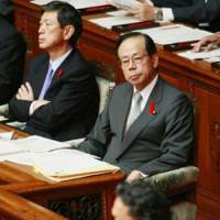 Democratic Party of Japan Secretary General Yukio Hatoyama grills Prime Minister Yasuo Fukuda during the Lower House plenary session Wednesday. | AP PHOTO