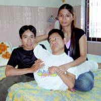 Nguyen Viet (center), his brother Duc and Duc\'s wife pose for a photo at a hospital in Ho Chi Minh City in 2006. | KYODO PHOTO