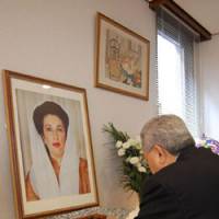 A visitor signs a book of condolence at the Pakistani ambassador\'s residence in Shibuya Ward, Tokyo, Saturday for slain ex-Pakistani Prime Minister Benazir Bhutto. | KAZUAKI NAGATA PHOTO
