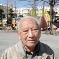 Hiroshi Kobayashi speaks about his surviving the March 10, 1945, Great Tokyo Air Raid in Koto Ward. | YOSHIAKI MIURA PHOTO