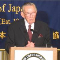A survivor\'s tale: Raymond \"Hap\" Halloran speaks at the Foreign Correspondents\' Club of Japan in Tokyo on April 15. | JUN HONGO PHOTO