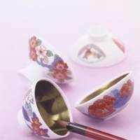 Isehan Honten Co.\'s Komachi Beni (above), crafted in Edo Period manner, is proving popular. Below is an \"itabeni,\" a portable case for beni, created by lacquer artist Kimiyoshi Hirasawa. | COURTESY OF ISEHAN HONTEN CO.