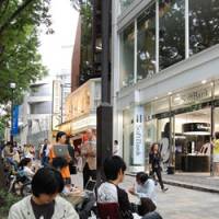 iWait: Customers camp out in front of Softbank Corp.\'s flagship mobile phone store in Omotesando on Wednesday to await the debut of Apple Inc.\'s iPhone on Friday. | KAZUAKI NAGATA