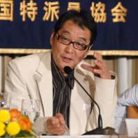 Dearly departures: Yojiro Takita, 53, director of the Oscar-winning film \"Okuribito\" (\"Departures\"), talks about his film Thursday at the Foreign Correspondents\' Club of Japan in Chiyoda Ward, Tokyo. | YOSHIAKI MIURA PHOTO