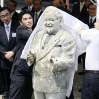 Chicken of the sea?: A cleaned-up statue of Colonel Sanders, once dumped into the Dotonbori canal, is unveiled Thursday at Osaka\'s Sumiyoshi Taisha Shrine for presentation at a religious ceremony. | KYODO PHOTO