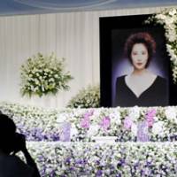 A fond farewell: A photo of popular actress Reiko Ohara, who passed away earlier this month, adorns the venue for a farewell gathering for friends and acquaintances Sunday in Tokyo\'s Aoyama district. | KYODO PHOTO