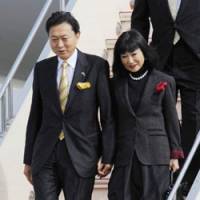 Points for trying: Prime Minister Yukio Hatoyama and his wife, Miyuki, deplane Saturday after returning from Copenhagen, where Tokyo\'s bid to host the 2016 Olympic Games failed. | KYODO PHOTO