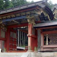 Break-in: A hole was made in the latticed outer fence at Hiyoshi Taisha Shrine in Otsu, Shiga Prefecture, during a burglary apparently targeting the shrine\'s offertory box before dawn Sunday. | KYODO PHOTO