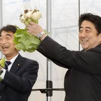 Light moment: Prime Minister Shinzo Abe holds a bundle of turnips Sunday in Koriyama, Fukushima Prefecture. The gesture was a bid to emulate the \"kabu agare\" pun first made by former Prime Minister Keizo Obuchi. Kabu mean either turnips or stocks, and \"agare\" means rise. | KYODO