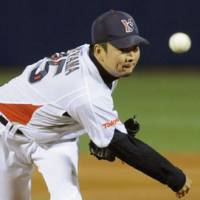 Strong effort: Yakult ace Shohei Tateyama holds the Tigers to five hits in the Swallows\' 5-0 win on Thursday. | KYODO PHOTO