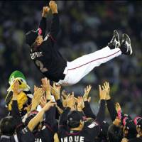 Historic achievement: Manager Bobby Valentine reached the pinnacle of Japanese baseball when his Chiba Lotte Marines swept the Hanshin Tigers in the 2005 Japan Series. | AP PHOTO