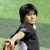 Don\'t look back: Hawks hurler Toshiya Sugiuchi practices on Wednesday in Fukuoka. | KYODO PHOTO