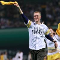 American Max Maconachy, the stadium disk jockey at the Fukuoka Softbank Hawks\' home games, has been the voice of the Pacific League club for four years. | SOFTBANK HAWKS