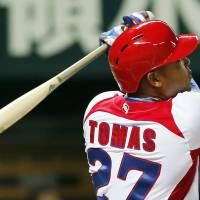 Perfect timing: Cuba slugger Yasmany Tomas hits a solo shot off Japan’s Kenji Otonari in the third inning of their WBC game on Wednesday. Cuba tops Japan, remains unbeaten at WBC