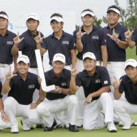 A team of pro golfers representing Japan pose after winning the Hyundai Capital Invitational. | KYODO PHOTO