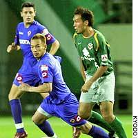 Fiorentina midfielder Hidetoshi Nakata (center) battles Tokyo Verdy defender Atsushi Yoneyama for the control of the ball during an international exhibition match at Tokyo\'s Ajinomoto Stadium on Monday. Verdy won 2-1. | (c) COMMOC;  IKUNORI YAMAMOTO PHOTO