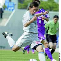 Oita Trinita midfielder Tsukasa Umesaki shoots during Sunday\'s Nabisco Cup match against Kyoto Purple Sanga in Okayama. | KYODO PHOTO