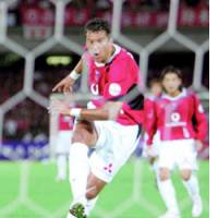 Urawa Reds striker Washington kicks a penalty during a Nabisco Cup quarterfinal match against Kawasaki Frontale on Wednesday. | KYODO PHOTO