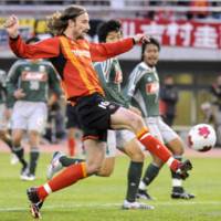 Nagoya Grampus striker Josh Kennedy heads for his second goal during the semifinals of the Emperor\'s Cup Sunday. | KYODO PHOTO