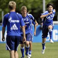 New challenge: World Cup veteran Atsuto Uchida (right), seen training with his new Schalke teammates in Germany, is one of several Japanese players to switch teams after soccer\'s quadrennial extravaganza. | AP PHOTO
