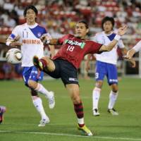 Setting a play: Kashima Antlers forward Marquinhos (18) gets into position to receive a cross during Tuesday\'s J. League match against Albirex Niigata at Kashima Stadium. The match ended in a 2-2 draw. | KYODO PHOTO
