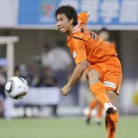 Focused: Shimizu S-Pulse forward Shinji Okazaki shoots the ball during Saturday\'s J. League match against Yokohama F. Marinos at Outsourcing Stadium. F. Marinos won 2-1. | KYODO PHOTO