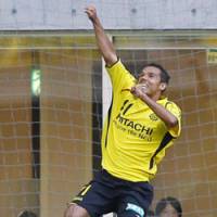 Leandro Domingues leaps for joy after scoring his second goal, leading Kashiwa Reysol to a 2-1 win over Vissel Kobe in the third round of the Emperor\'s Cup on Monday. | KYODO PHOTO