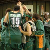 The Saitama Broncos will once again be looking to NBA veteran David Benoit (right) for leadership this season. | SAITAMA BRONCOS PHOTO