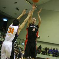 Evessa guard Naoto Nakamura (9) is one of the bj-league\'s top perimeter shooters. | KUMIKO NAKAGAWA/OSAKA EVESSA PHOTO