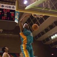 Takamatsu power forward Reggie Warren, who leads the bj-league in dunks per game at 2.0 through March 9, energizes the Five Arrows with his powerful siams. | TAKAMATSU FIVE ARROES / BJ-LEAGUE PHOTO