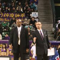 Apache head coach Joe Bryant (left) and assistant Yasuhiro Oba have formed a strong bond as they guided the team to a 27-17 record this season. Tokyo faces the Niigata Albirex BB in the Eastern Conference wild-card game on Sunday. | KAZ NAGATSUKA PHOTO