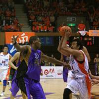 Cagey veteran: Niigata\'s Makoto Hasegawa (right) tries to drive past Tokyo\'s Dameion Baker during their bj-league wild-card game at Tokyo\'s Yoyogi National Gynasium Annex on Sunday. | KAZ NAGATSUKA PHOTO
