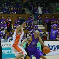 Steady performer: Tokyo Apache point guard Cohey Aoki (11) has been one of the bj-league\'s top players this season, helping his team reach the playoff semifinals. | KAZ NAGATSUKA PHOTO