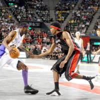 Osaka Evessa center Jeff Newton (right), seen defending Tokyo Apache center Dean Browne in the bj-league championship game on May 4, is The Japan Times\' 2007-08 bj-league MVP. | YOSHIAKI MIURA PHOTO
