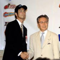 Top pick: Yosuke Machida, the No. 1 draft choice of the expansion Shiga Lakestars and Toshimitsu Kawachi, the bj-league commissioner, shake hands during Monday\'s 2008 bj-league draft at a Tokyo hotel. | YOSHIAKI MIURA PHOTOS