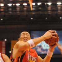 Giant steps: Hamamatsu Higashimikawa Phoenix\'s Sun Ming Ming goes on the attack against the Sendai 89ers on Saturday. | HAMAMATSU HIGASHIMIKAWA PHOENIX