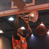 Forceful presence: Niigata Albirex BB big man Dokun Akingbade leads the team in scoring at 22.0 points per game, the sixth-best total in the bj-league. | NIIGATA ALBIREX BB PHOTO