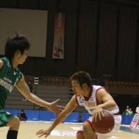 Solid performer: Sendai point guard Takehiko Shimura (right), seen dribbling the ball as Saitama\'s Yuki Kitamuki defends him on Jan. 5, has given the team added depth and energy in the backcourt this season. | KAZ NAGATSUKA PHOTO