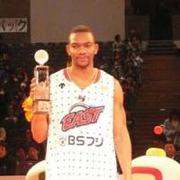 Brightest star: Bobby St. Preux, of the Sendai 89ers, holds up his MVP trophy after the 2008-09 bj-league All-Star Game in Beppu, Oita Pref., on Sunday. | ED ODEVEN PHOTO