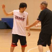 Communication: Japan national team coach David Hobbs works with point guard Yuta Tabuse during a recent training camp in Tokyo. | KAZ NAGATSUKA
