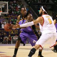 Caught in the Webb: Tokyo\'s Tizzo Johnson looks for a way past Sendai\'s Rodney Webb in Game 1 of the Eastern Conference semifinals on Saturday. | KAZ NAGATSUKA