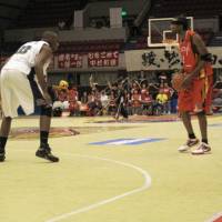 On guard: Apache forward Jerrell Smith defends Phoenix swingman Jermaine Greene on Sunday. | ED ODEVEN