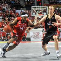 Agent orange: Hamamatsu\'s Wendell White drives on the basket during the bj-league title game on Sunday. | YOSHIAKI MIURA PHOTO