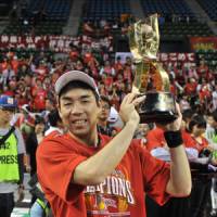 Just reward: Hamamatsu\'s Masahiro Oguchi holds his bj-league playoff MVP trophy on Sunday. | YOSHIAKI MIURA PHOTO
