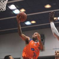 New talent: Niigata\'s Willie Veasley, seen putting up a shot against Akita last weekend, is one of the top newcomers in the bj-league this season. | NIIGATA ALBIREX BB/BJ-LEAGUE
